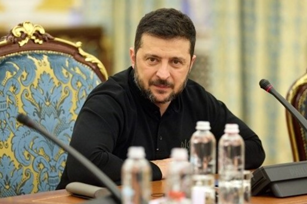 Zelenski, Rivne’de yaralı askerleri ziyaret ederek devlet nişanları verdi
