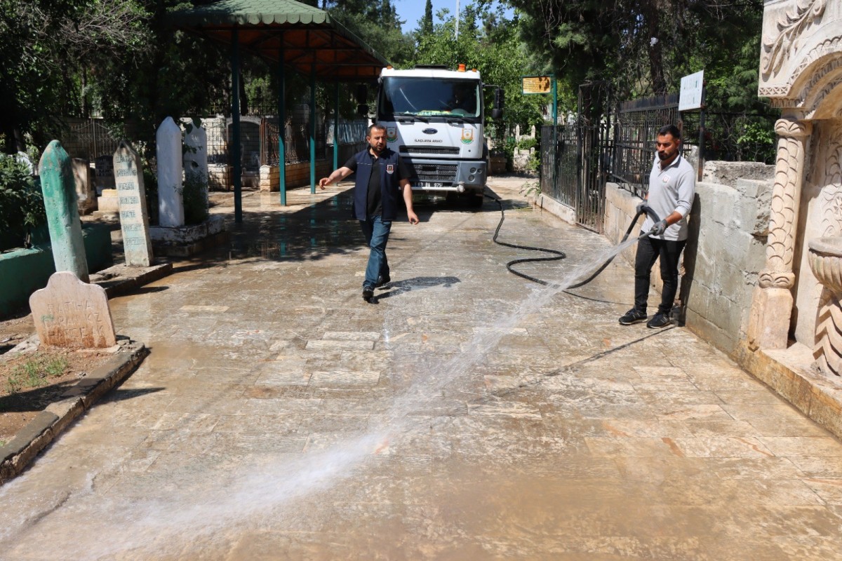BÜYÜKŞEHİR EKİPLERİ MEZARLIKLARI BAYRAMA HAZIRLADI