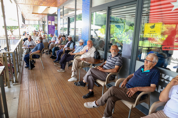 Antalya'da emeklilerin buluşma noktası &Prime;Emekli Kahveleri &Prime;