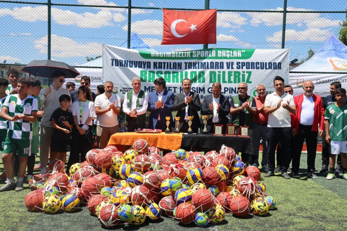 “BAĞIMSIZLIK SPORLA BAŞLAR” FUTBOL TURNUVASI SONA ERDİ