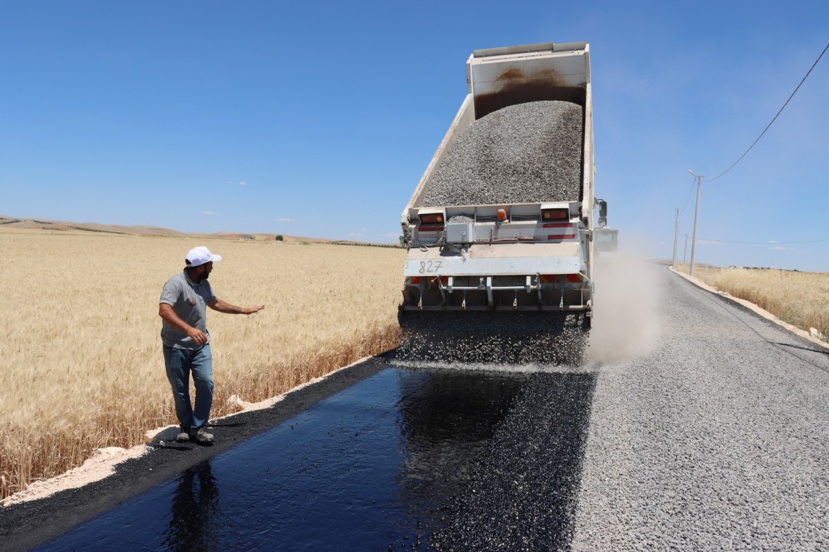 HALİLİYE KIRSALINDA YOLLAR SATHİ ASFALT KAPLAMAYLA YENİLENİYOR