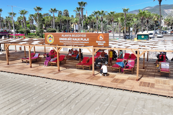 Alanya'da Aysultan Halk Plajı hizmete açıldı