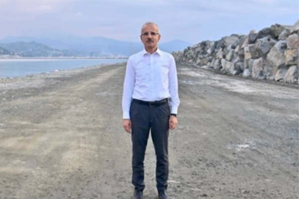 Uraloğlu: Hürmüz Boğazı ve Basra Körfezi’ndeki gemi hareketleri takip ediliyor