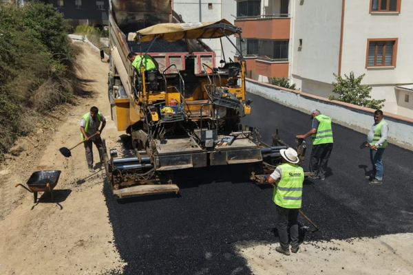 Gemlik'te asfalt serim çalışması gerçekleştirildi