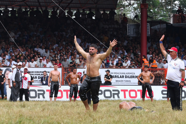 Antalya Büyükşehir Belediyesi Spor Kulübü sporcusu Erkan Taş Kırkpınar’da Başpehlivan oldu