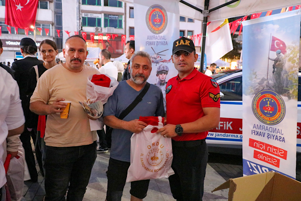 Jandarma Asayiş Vakfı'ndan 15 Temmuz'da çorba ikramı ve bayrak dağıtımı