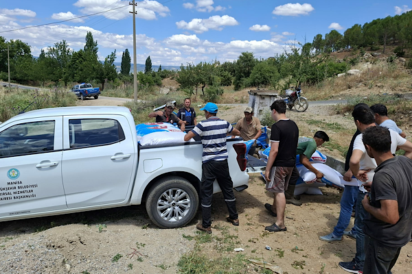 Manisa'da yangından etkilenen üreticiye yem desteği