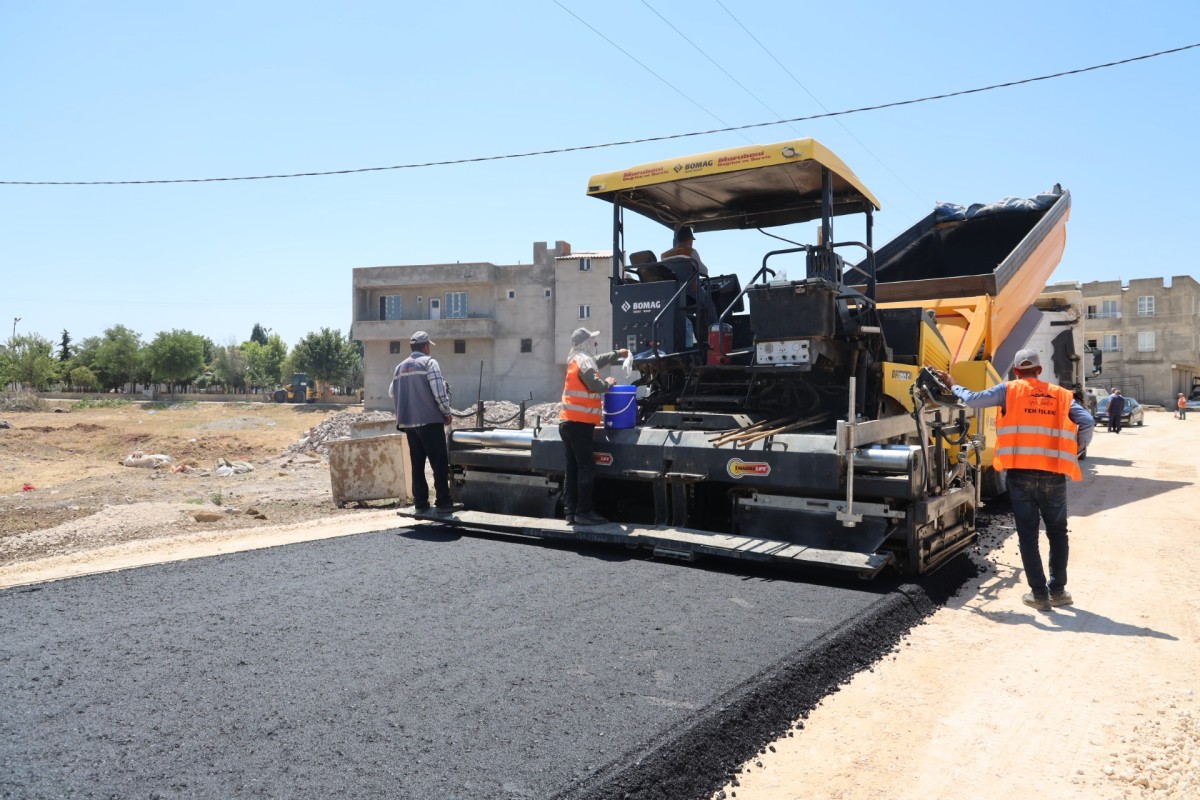 : BÜYÜKŞEHİR HİLVAN'DA SICAK ASFALT SEFERBERLİĞİNİ SÜRDÜRÜYOR