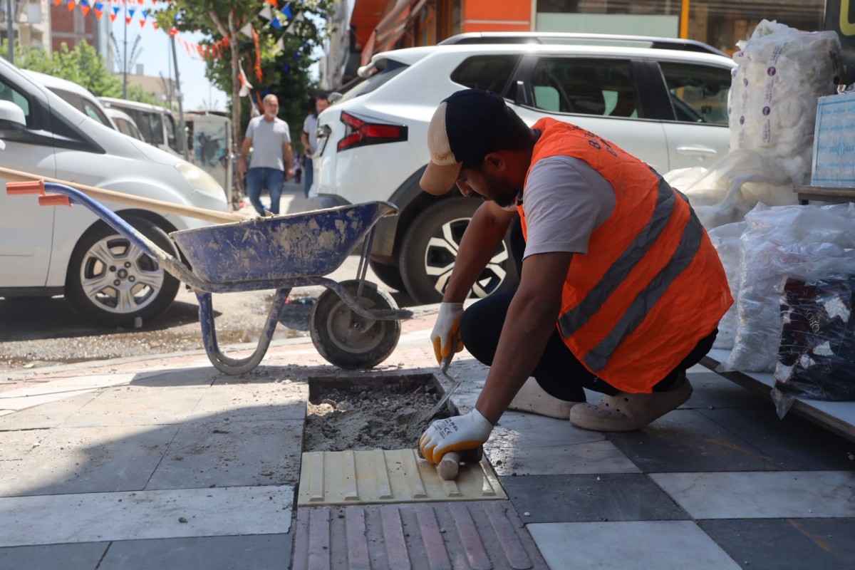 BÜYÜKŞEHİR, SİVEREK'İN YOLLARINI BETON PARKEYLE YENİLİYOR