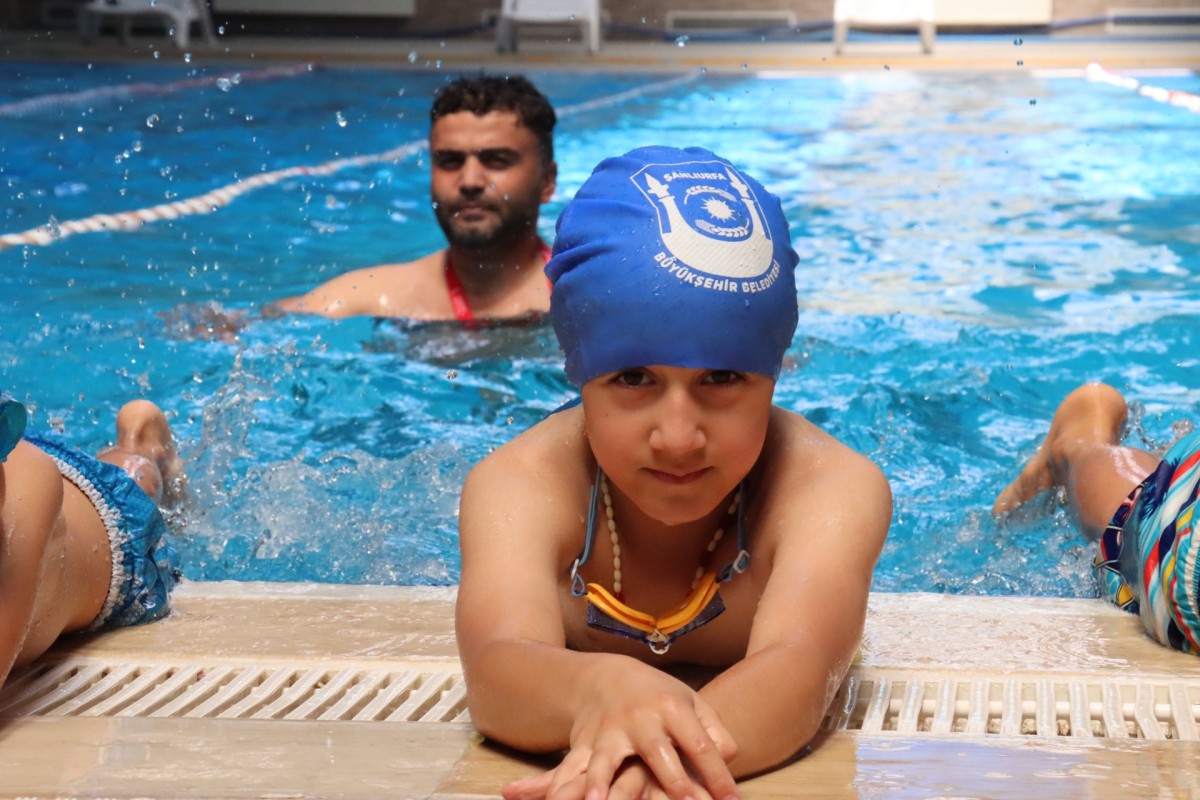 BÜYÜKŞEHİR'İN YÜZME HAVUZLARI ÇOCUKLARIN YÜZÜNÜ GÜLDÜRÜYOR