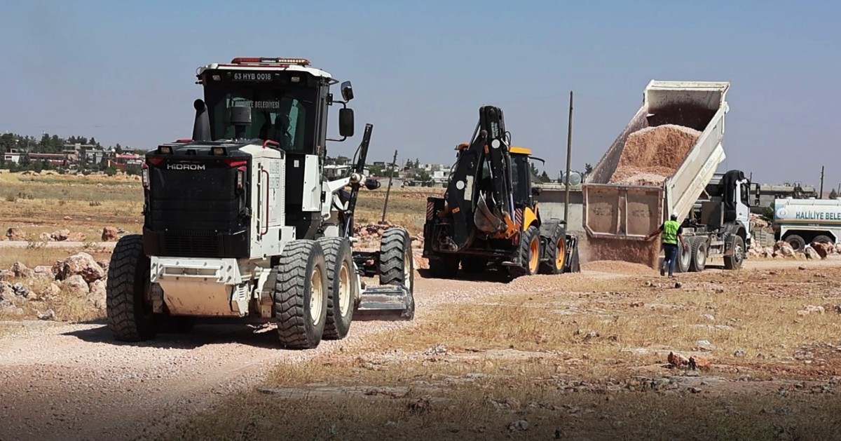 HALİLİYE’DE KIRSAL YOLLAR BİR BİR YENİLENİYOR