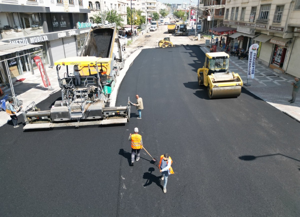 ADNAN MENDERES CADDESİ SICAK ASFALTLA YENİLENİYOR