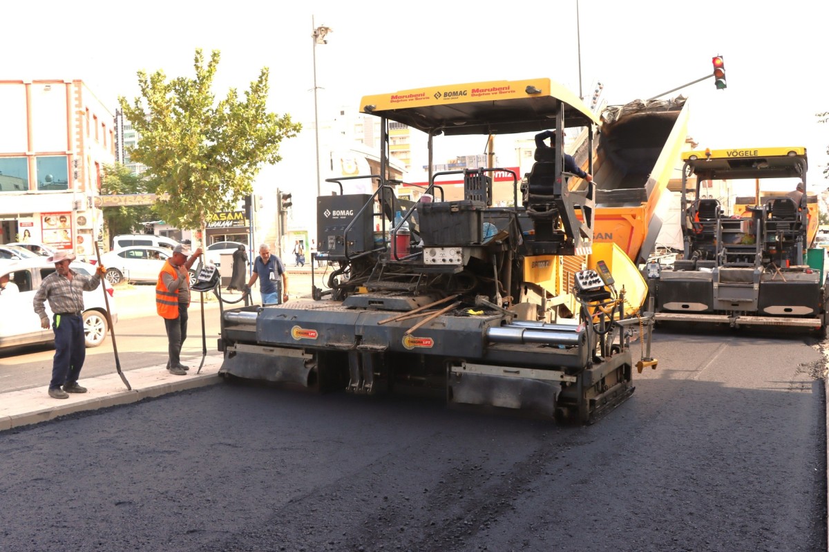 SİVEREK’TE ADNAN MENDERES CADDESİ YENİLENEREK MODERN GÖRÜNÜME KAVUŞTU