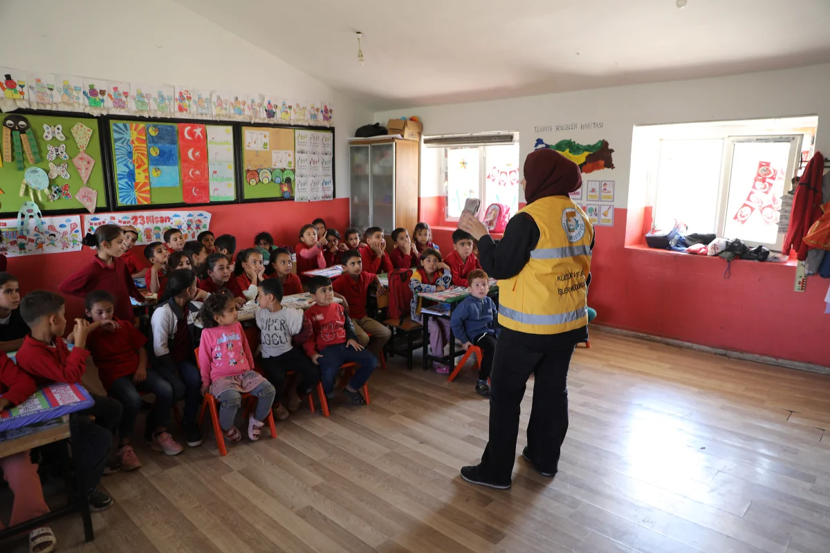 HALİLİYE BELEDİYESİ UZMAN EKİPLERİYLE ÇOCUKLARIN YANINDA