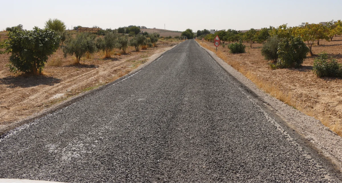 : BİRECİK’TE 40 KİLOMETRELİK GRUP YOLUNDA ASFALT ÇALIŞMALARI TAMAMLANDI