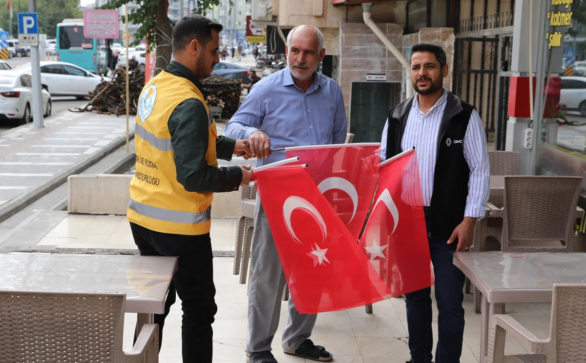 HALİLİYE BELEDİYESİ’NDEN 29 EKİM’E ÖZEL BAYRAK DAĞITIMI