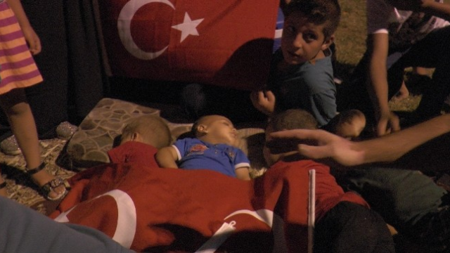 21 Kişilik Aile Demokrasi Nöbetini Parkta Uyuyarak Tutuyor