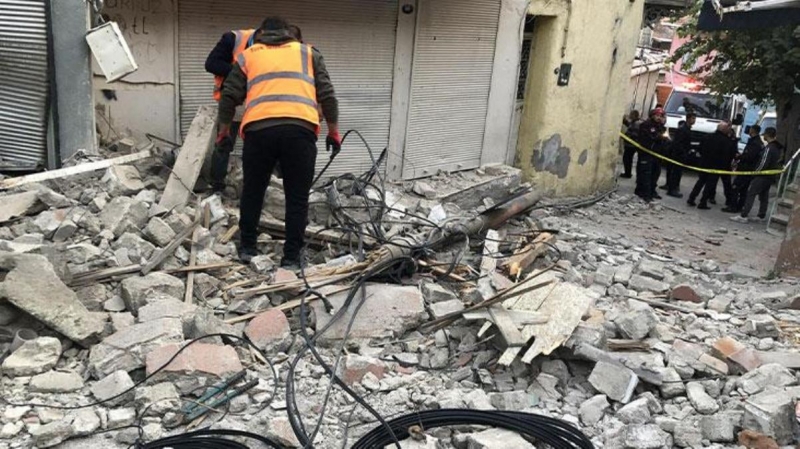 4,9 büyüklüğünde depremin vurduğu İzmir'deki hasar günün ilk ışıklarıyla ortaya çıktı