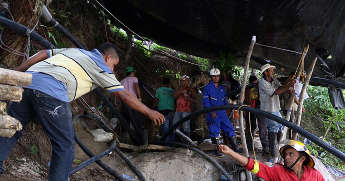 Kolombiya'da madeni su içeren bastı, 15 işçi mahsur