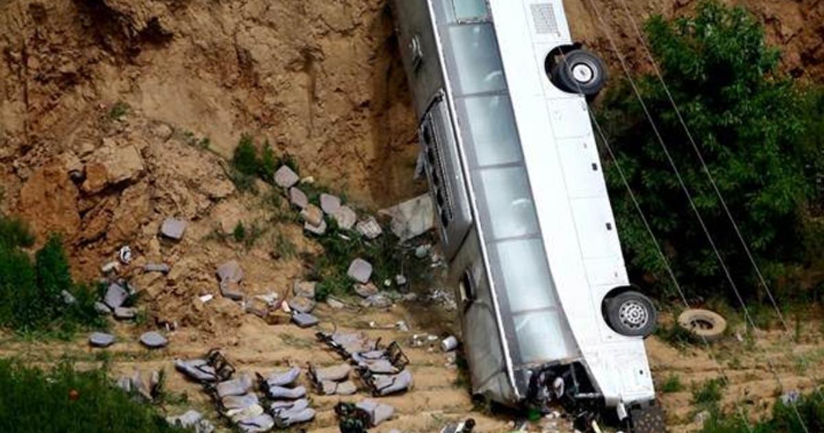Çin'de pazarlamacı otobüsü uçuruma yuvarlandı: 35 cansız