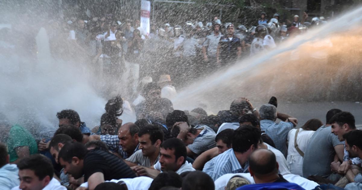 Ermenistan'da ahali sarayın kapısına dayandı