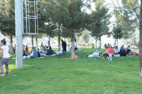 Karaköprü'deki Mesire Alanı Doldu Taştı