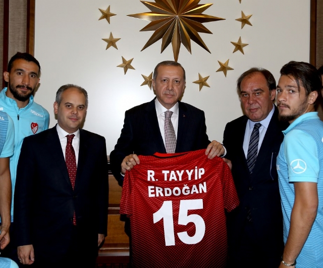 A Milli Takım, Cumhurbaşkanı Erdoğan'a 15 Numaralı Forma Hediye Etti