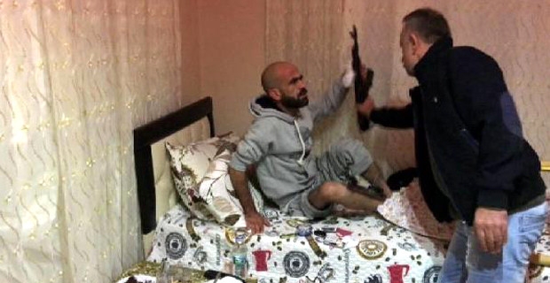 Adana da Felçli Haşim acar Çete Üyesinin Yatağından Kalaşnikof Çıktı