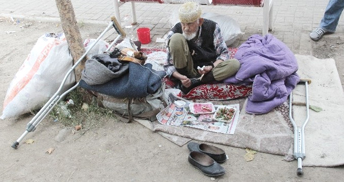 adana da Parkta Kalan Yaşlı Adamın Hesabından Çıkan Para, Şaşkına Çevirdi