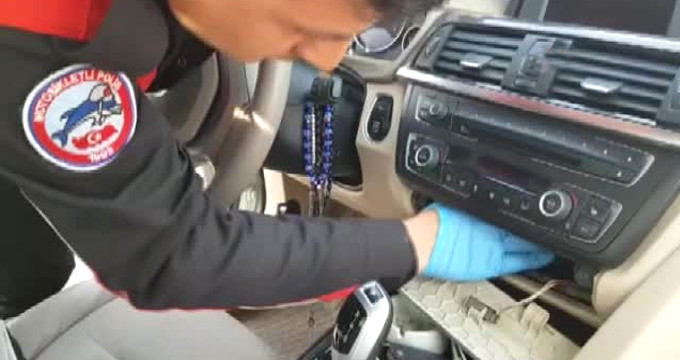 Adana'da Lüks Otomobilin Gizli Bölmesine Saklanmış Suikast Silahı Bulundu