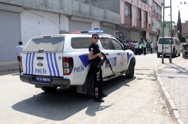    Adana'da Sokak Ortasında Silahlı Çatışma: 1'i Çocuk 3 Kişi Yaralandı!