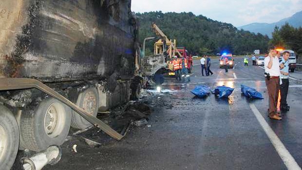 Adana'da Zincirleme Trafik Kazası: 5 Ölü, 7 Yaralı var
