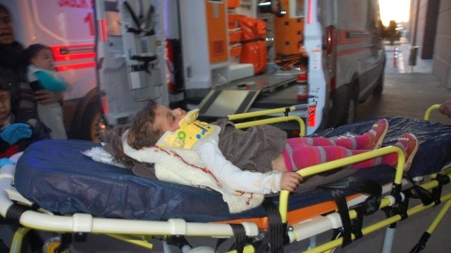 Adıyaman'da İki Otomobil Kafa Kafaya Çarpıştı:5 çocuk toplam  12 Yaralı var