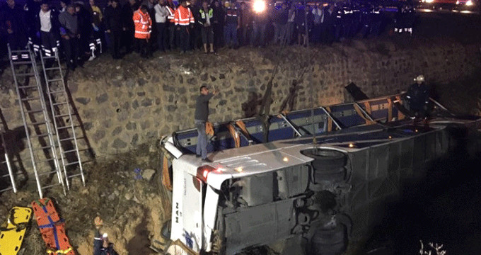 Afyonkarahisar'da Otobüs Su Kanalına Devrildi:7 kişi  hayatını kaybetti. 25 Yaralı var