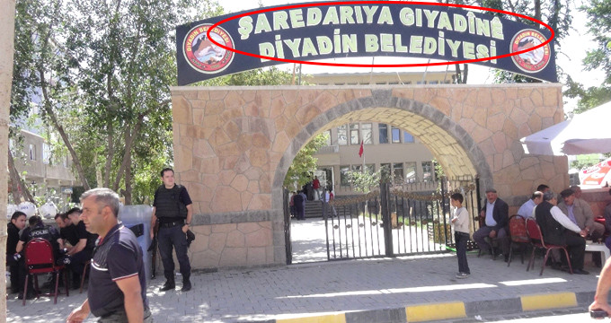 Ağrı Valisi Kürtçe Tabelaya Sahip Çıktı