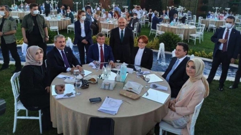Ahmet Davutoğlu canlı yayında o kareyi değerlendirdi: 