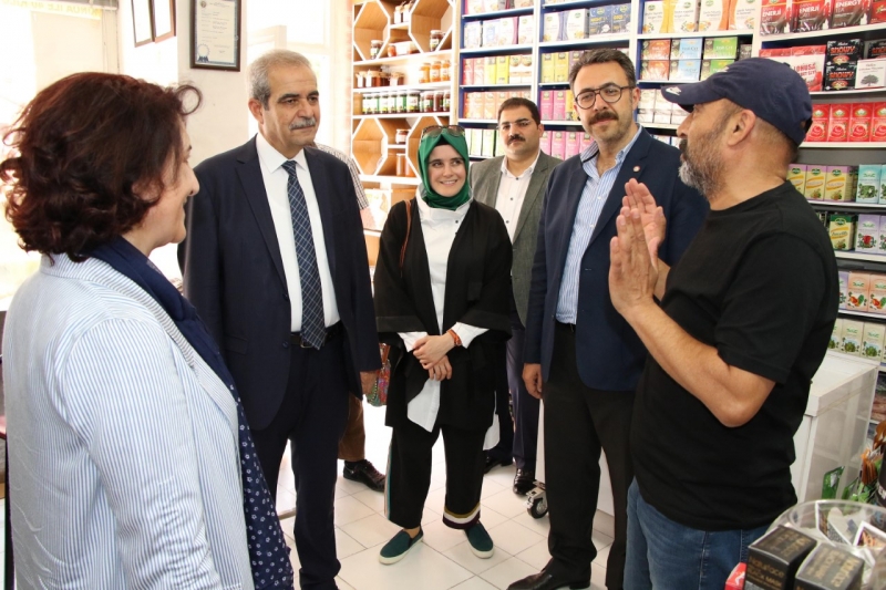 AK ADAY AÇANAL, ESNAFLA İÇ İÇE