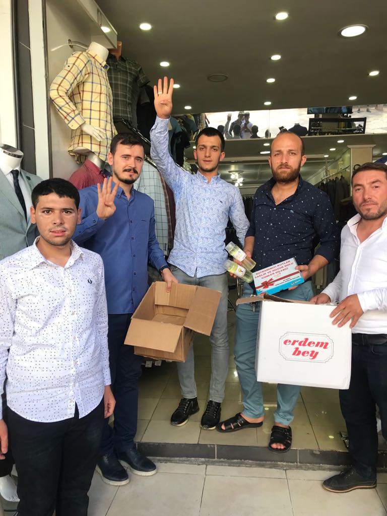 AK Gençlerden lokum ve kolonya ikramı