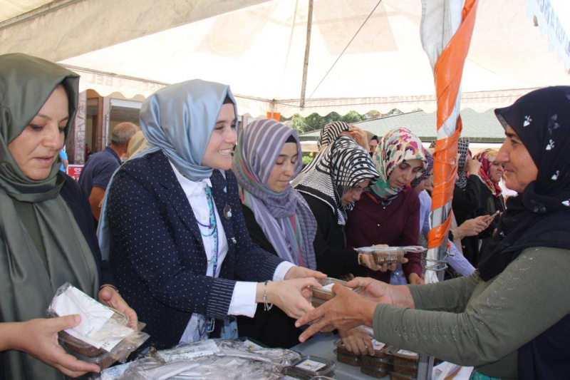 AK Kadınlar Vatandaşa ve Esnafa Aşure İkramında Bulundu