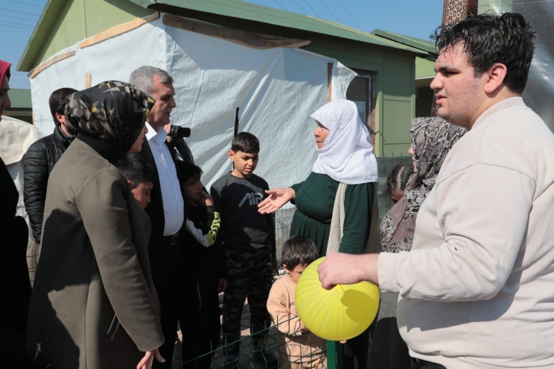 AK PARTİ GENEL MERKEZ YEREL YÖNETİMLER BAŞKAN YARDIMCISI AYŞE SULA KÖSEOĞLU, HOBİ BAHÇESİNDEKİ DEPREMZEDELERİ ZİYARET ETTİ