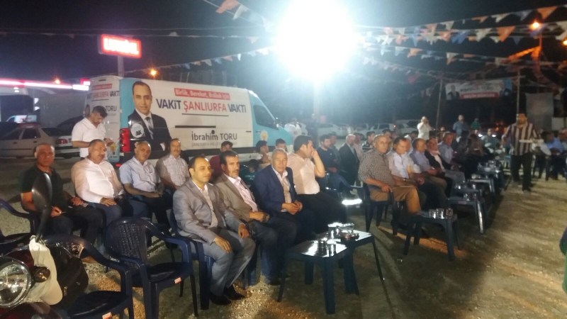 AK Parti Şanlıurfa Milletvekili Adayı İbrahim Toru'nun seçim bürosunda Kadir Gecesi nedeniyle mevlid-i şerif programı düzenlendi