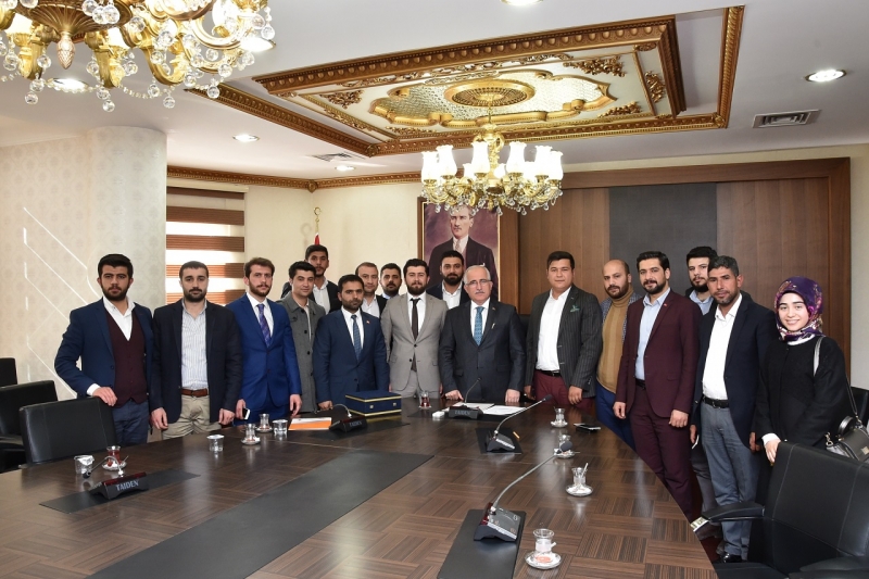 AK PARTİLİ GENÇLERDEN VALİ TUNA’YA ZİYARET