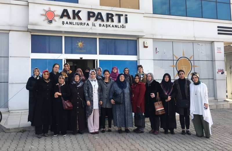 AK teşkilat Kadını, Erkeği ile sahada;  “Türkiye için, huzur ve refahımız için EVET”