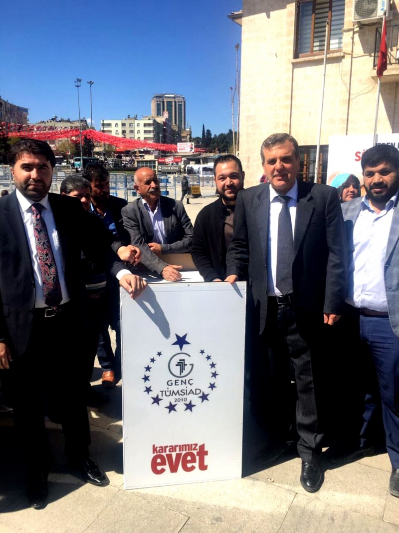 AK Vekil ve Başkandan Genç STK'ların EVET standına ziyaret;