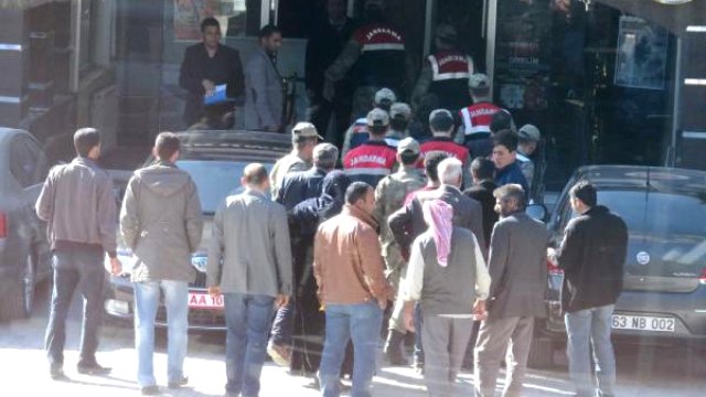 Akçakale 'İlçesi'nde Ahırda 4 Tabanca ve Tüfek Ele Geçti: 4 Gözaltı var