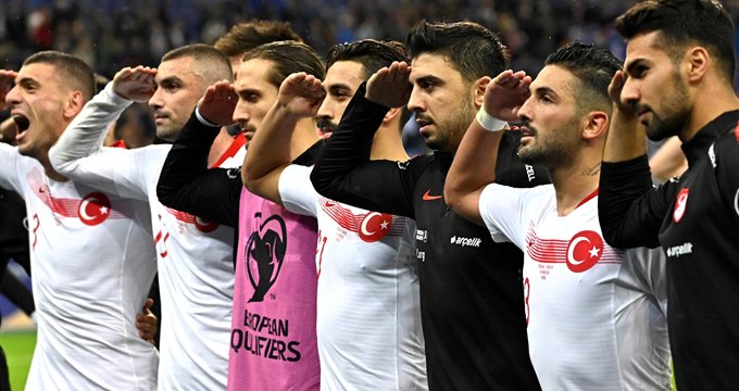 Alman Bild gazetesi A Milli Takım'ın asker selamına Nazi benzetmesi yaptı
