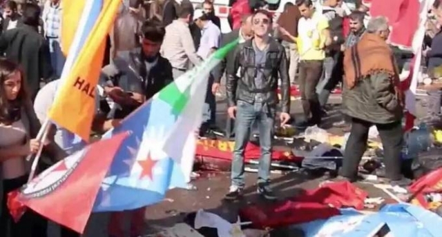 Ankara da Herkes Cesetlerin Arasında Gülerek Poz Veren Adamı Merak Ediyor!
