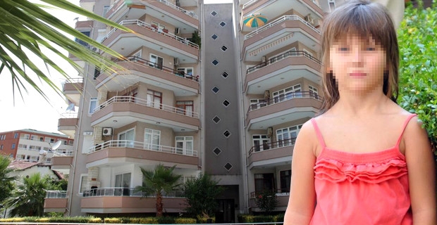Antalya da Anne ve Babasının Cesediyle 3 Gün Aynı Evde Kalan Kız Konuştu