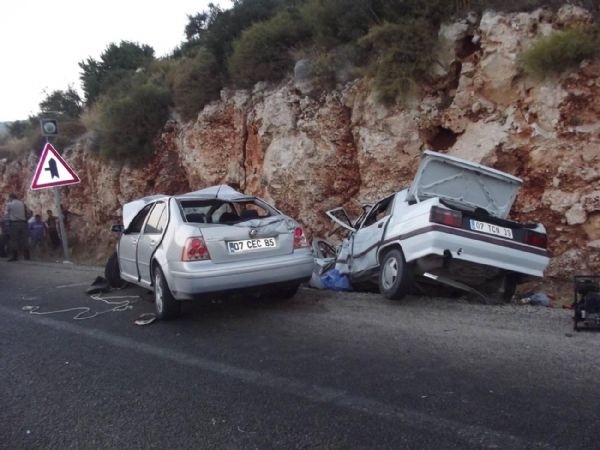 Antalyada kaza 3 ölü ve 4 yaralı