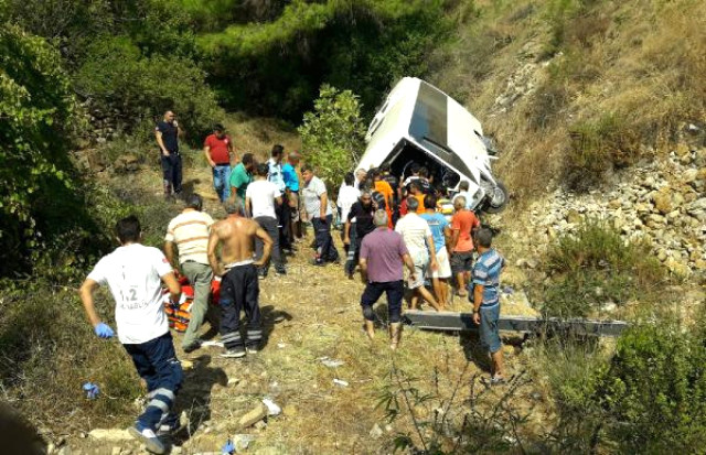 Antalya'da Tur Otobüsü Şarampole Devrildi 2 Ölü, Çok Sayıda Yaralı